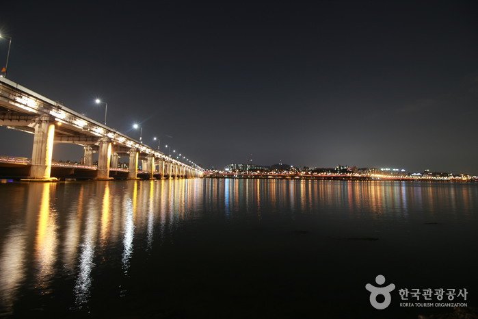 [首爾] 盤浦大橋月光彩虹噴泉(반포대교 달빛무지개분수)