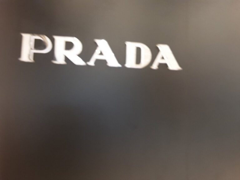 [首爾] [事後免稅店] Prada (現代新村店)(프라다 현대 신촌점)