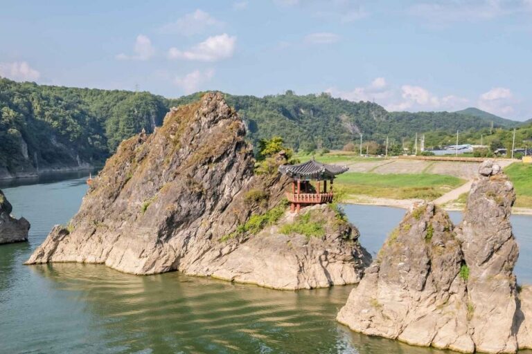 [忠清北道] 嶋潭三峰快艇(도담삼봉 모터보트)
