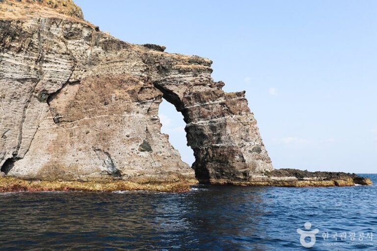 [慶尚北道] 獨立門岩[鬱陵島、獨島國家地質公園](독립문바위 (울릉도, 독도 국가지질공원))